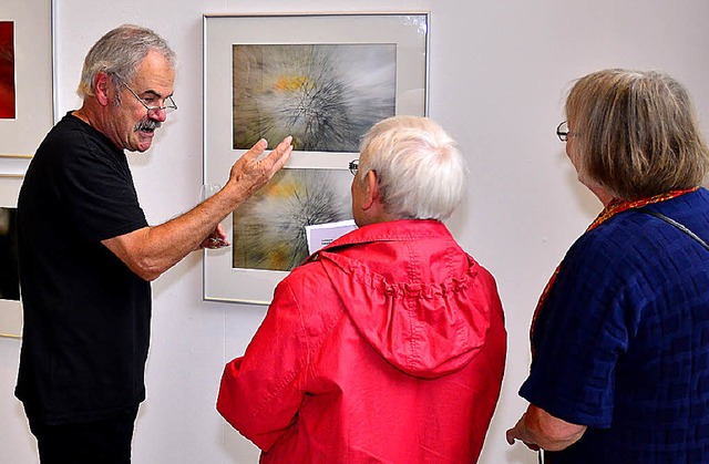 Gewollte Unschrfe gehrt zu Ralph Gr...i der Ausstellungserffnung erklrte.   | Foto: Dieter Erggelet