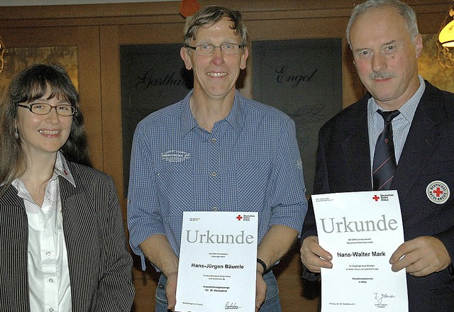 Fr 30 Jahre beim DRK ehrte Kreisgesch...ns-Jrgen Bumle und Hans-Walter Mark.  | Foto: Brigitte Chymo