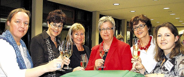 Ein Toast auf die  Frauenaktionswochen...ing-Haege (Referentin) und Eva nal.    | Foto: Freudig