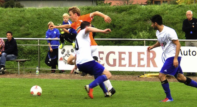 FCD-Trainer Maxi Heidenreich (links) b... Zweikampf im Btzinger Ried-Stadion.   | Foto: Hecht