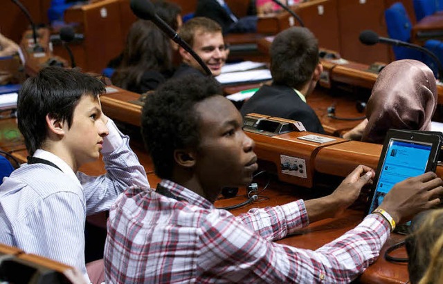 Stets online &#8211; der junge Robiu B...em I-Pad beim Weltforum des Europarats  | Foto: Council of Europe