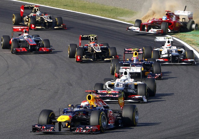 Schnelle Entscheidung: Vettel setzt si...Alonso (oben rechts) von der Strecke.   | Foto: DPA