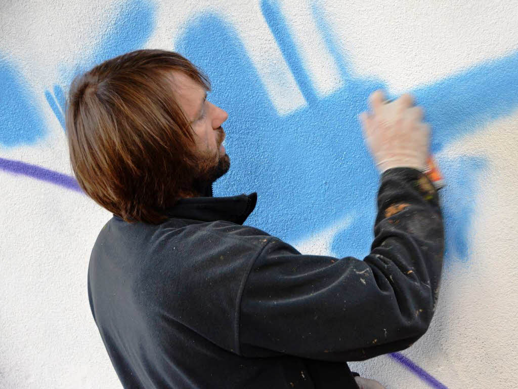 ... und mit Andreas Ernst (Zoolo) einen erfahrenen Graffiti-Künstler, der zeigt, wie es geht. ... und mit Andreas Ernst (Zoolo) einen erfahrenen Graffiti-Künstler, der zeigt, wie es geht.