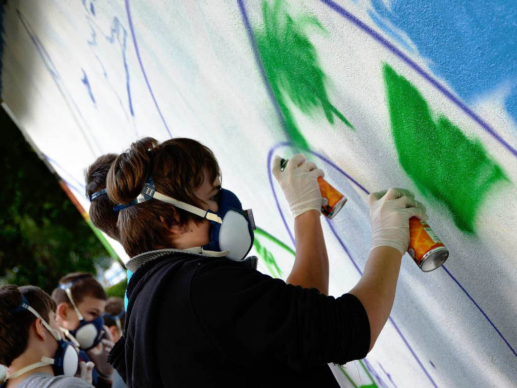 Schon nach wenigen Minuten dürfen die Schüler selbst zu Spraydose... Schon nach wenigen Minuten dürfen die Schüler selbst zu Spraydose...
