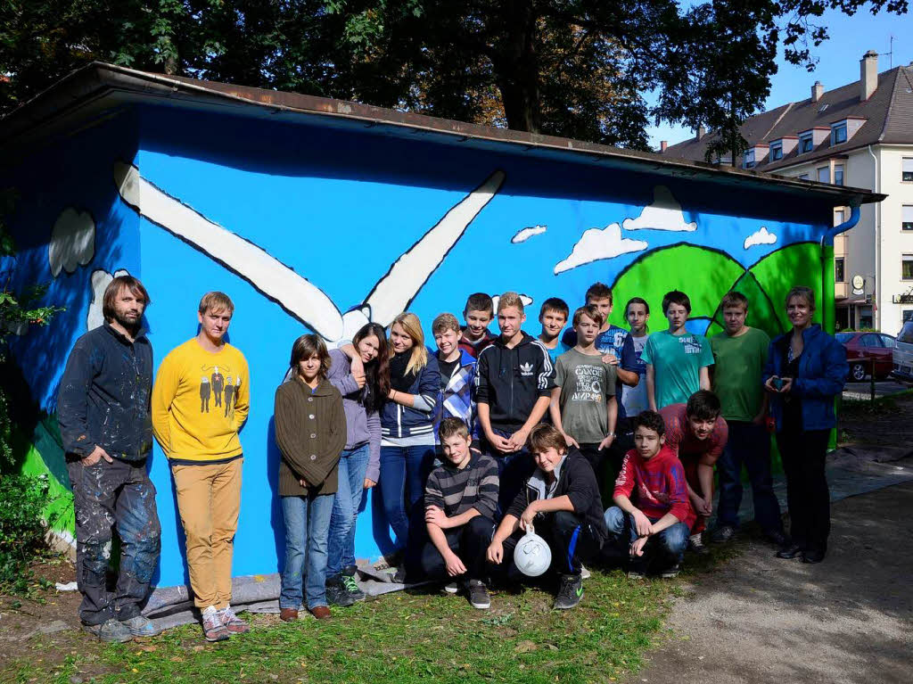 ... und die Künstler posieren glücklich vor ihrem ersten eigenen Graffiti an der Freiburger Kreuzstraße. ... und die Künstler posieren glücklich vor ihrem ersten eigenen Graffiti an der Freiburger Kreuzstraße.