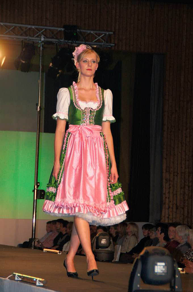 Das Dirndl bleibt aktuell bei der Landhausmode.