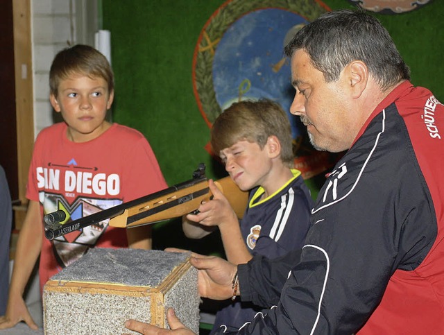 Sportwart Elmar Wieber (rechts) erklr...chtige Handhabung mit dem Sportgewehr.  | Foto: Werner Schnabl