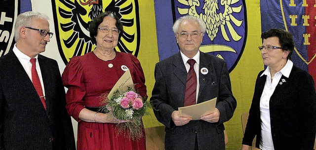 Christa und Karl Heinz Scholz (Mitte) ...ts) mit der Ehrennadel ausgezeichnet.   | Foto: Heidi Fssel