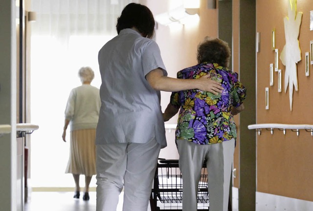 Der Bedarf an Altenpflege wird weiter zunehmen.   | Foto: dpa/Brehm