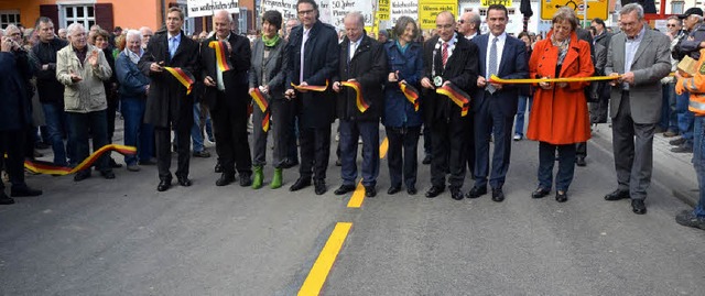 Schnipp-schnapp, jetzt ist die Strae ...den vielen Brgern fr die Politiker.   | Foto: Bernd Fackler