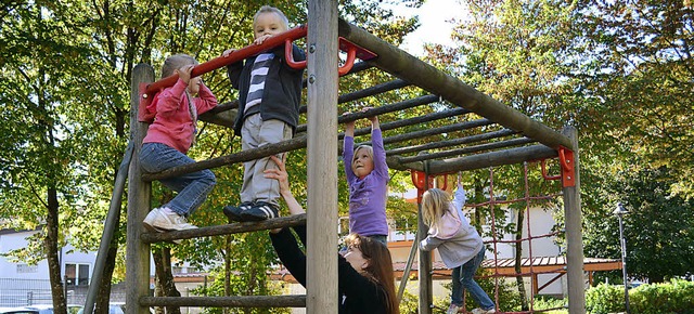 Besonders beliebt ist  die neue Schaukel auf dem Kinderspielplatz in Atzenbach.   | Foto: Paul Berger