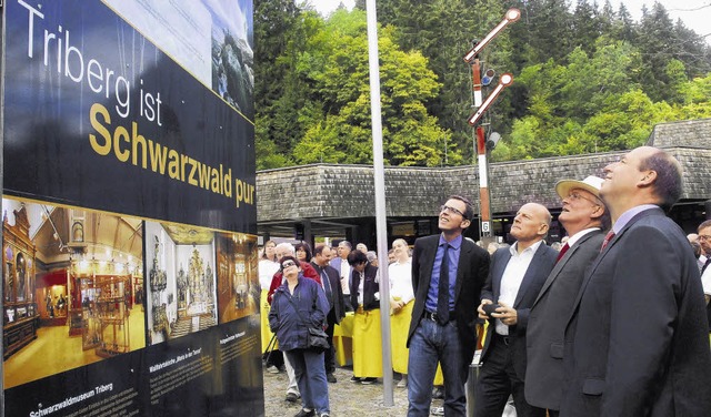 Fachmnnische Blicke bei den Einweihung des Erlebnispfads.  | Foto: LUTZ