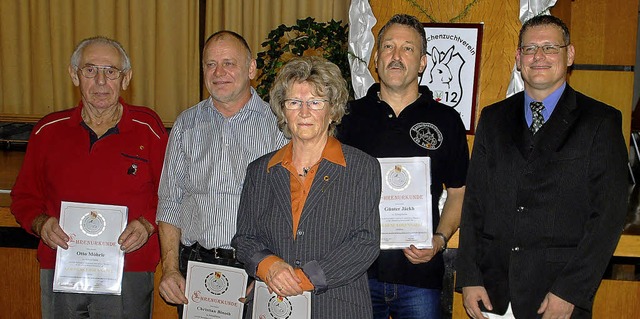 Goldene Verbands-Ehrennadeln fr jahrz...svorsitzenden Jrg Hess (ganz rechts).  | Foto: Edgar Steinfelder