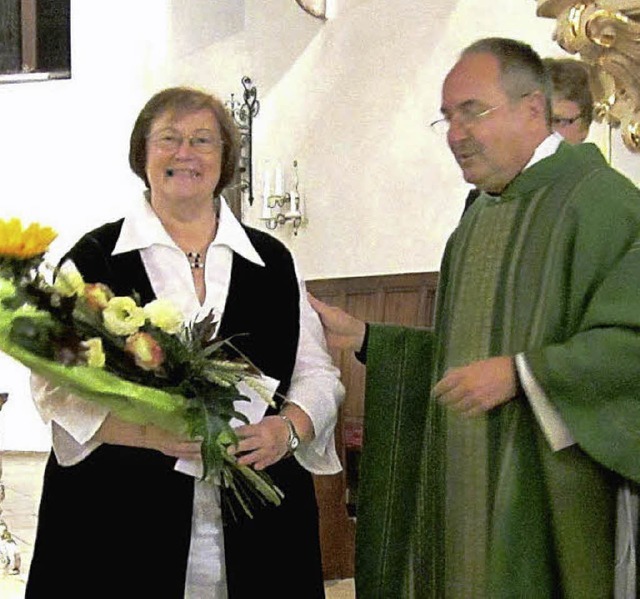 Pfarrer Frank Martin verabschiedet  Pfarrsekretrin Barbara Drenbecher.  | Foto: Reiner Merz
