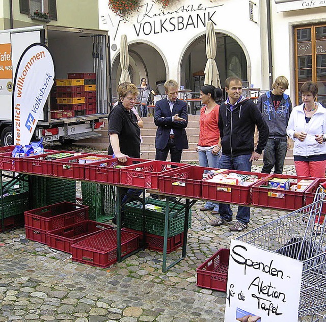 Mitarbeiter der Volksbank Freiburg sam...en zugunsten des Endinger Tafelladens.  | Foto: Privat