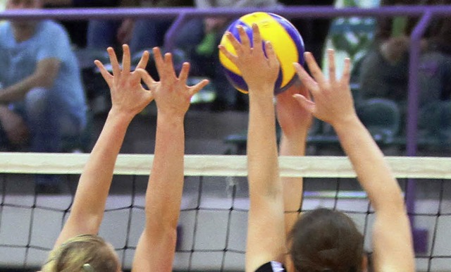 Dynamik am Netz: In den Volleyball-Lig...der beherzt geschmettert und geblockt.  | Foto: dieter Reinhardt