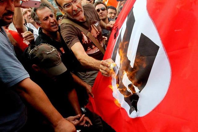Zehntausende Griechen demonstrieren gegen Merkel