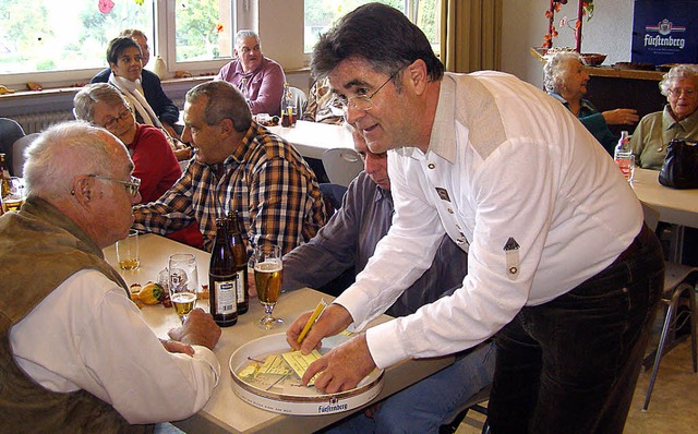 Brgermeister Clemens Hensler unterst...nberg  als Kellner beim Schlachtfest.   | Foto: Liane Schilling