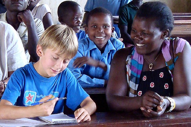 Louis Mehlig in der Schule in Bumasikye in Uganda.   | Foto: Anne Dierkes