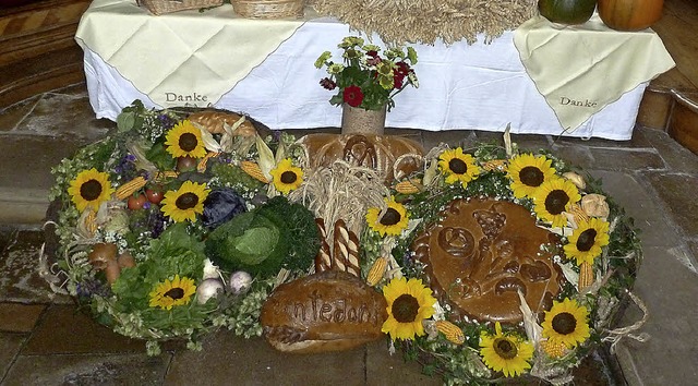 Eindrucksvoll wurde das Erntedankfest ...bauten Erntealter mit der Erntekrone.   | Foto: Eberhard Gross