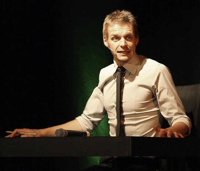 Der Kabarettist Florian Schroeder bei seinem Auftritt im Spiegelzelt.  | Foto: Hans Jrgen Kugler