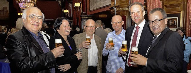 Ein Bierchen auf den Bergsteiger: Zu d... Reinhard Krumm (Zweiter von rechts).   | Foto: Christian Kramberg