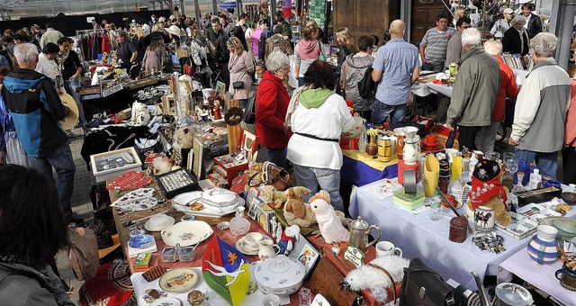 Kaufwillige und Publikum waren so dich...Flohmarkt in der Europa-Park-Grtnerei  | Foto: Bernhard Rein