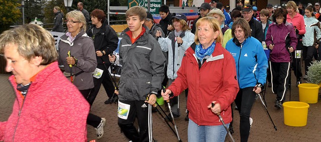 Viele Starter trotz Regen: der Nordic Walking Panoramalauf in Hchenschwand  | Foto: Stefan Pichler