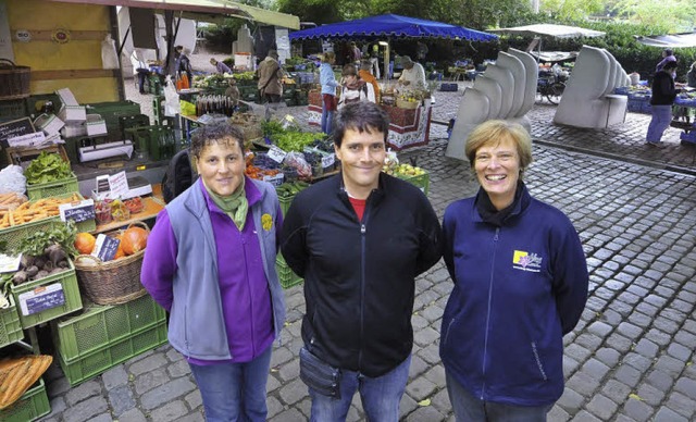 Auf dem  Sthlinger Markt: Gabriele P....mmermann und Roswitha Hug (von links).  | Foto: bamberger