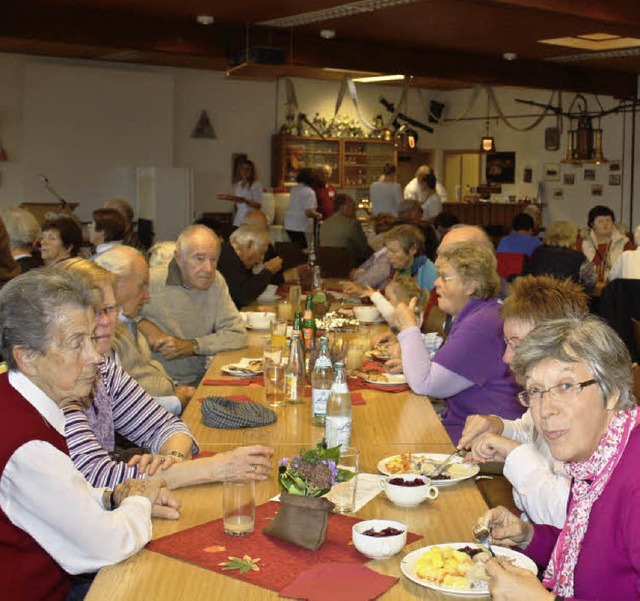 Wegen des Regens war der Saal voll besetzt.   | Foto: Gabriele Fssler