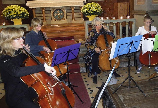 Cellistin Ceciel Strouken im Kreise ihrer Schler.   | Foto: Silke Hartenstein