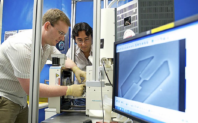 Martin Sss   und Renato Minamisawa be...eine Untersuchung der Nanodrhte vor.   | Foto: PSI/F. Reiser