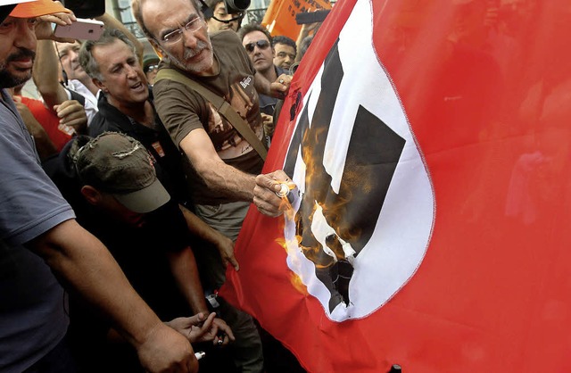 Angela Merkel und Antonis Samaras gabe...egen Deutschlands Politik geschwenkt.   | Foto: dpa/afp