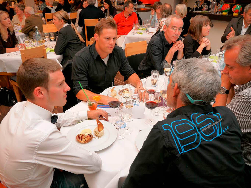 Gutes Essen und Trinken beim Energiebuffet.