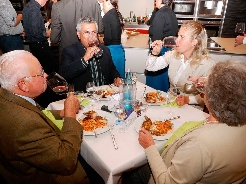 Gutes Essen und Trinken beim Energiebuffet.