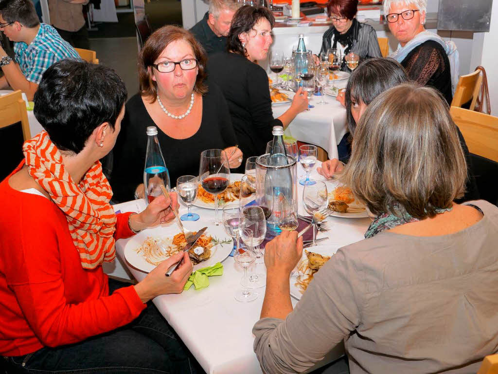 Gutes Essen und Trinken beim Energiebuffet.