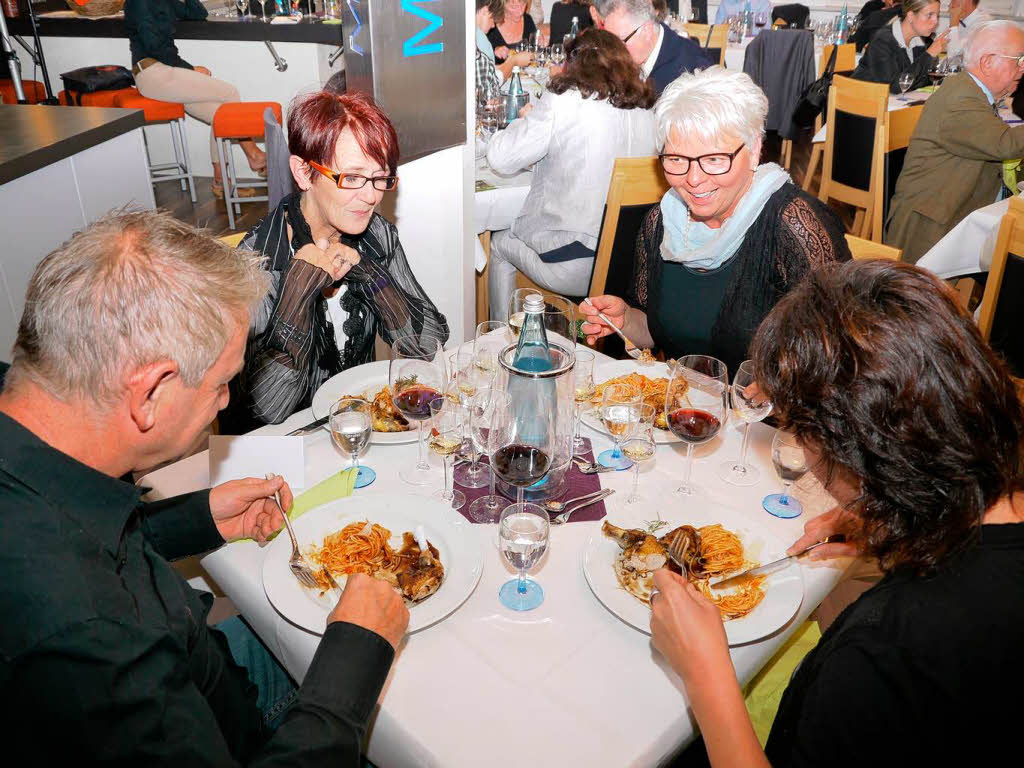 Gutes Essen und Trinken beim Energiebuffet.