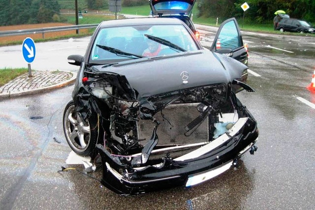 Total demoliert wurde dieses Auto bei dem Unfall.  | Foto: Polizei