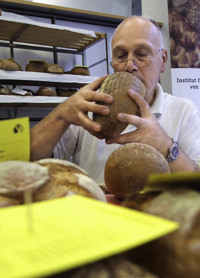 Brotprfer Ernst Schwefel bei der Arbeit  | Foto: Patrik Mller