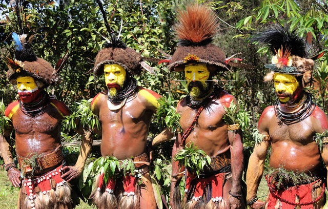 Gelbe Gesichtsbemalung, farbenfrohe Pe...tamms im Hochland von Papua-Neuguinea   | Foto: dpa
