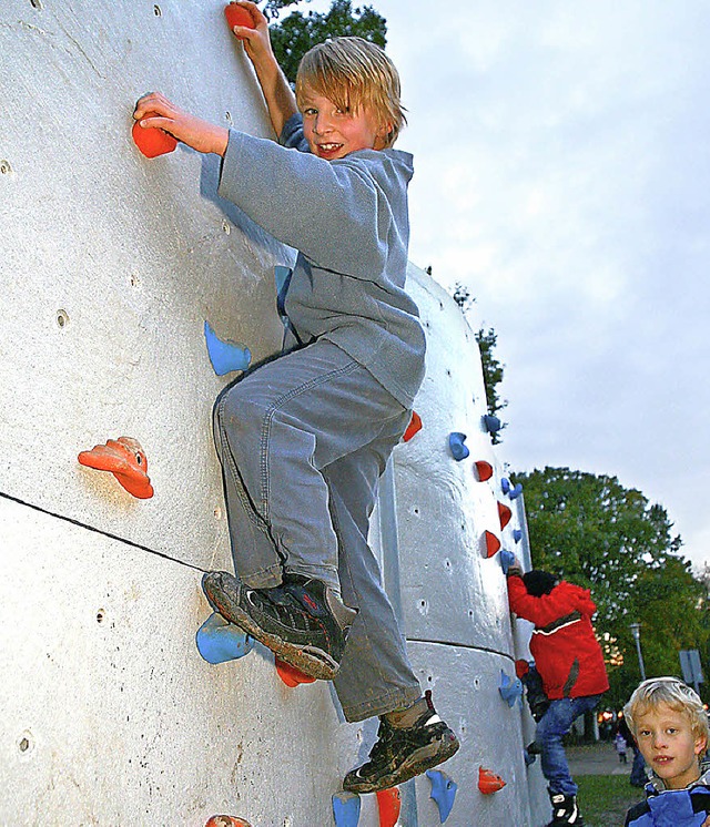 Den Bau der  Kletterwand im Schulhof hat der Frderverein erst mglich gemacht.   | Foto: Archiv: Dec