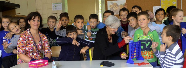 Die Erzieherin Sandra Dupond-Guder (li...n Zweitklsslern in der Mittagspause.   | Foto: SENF