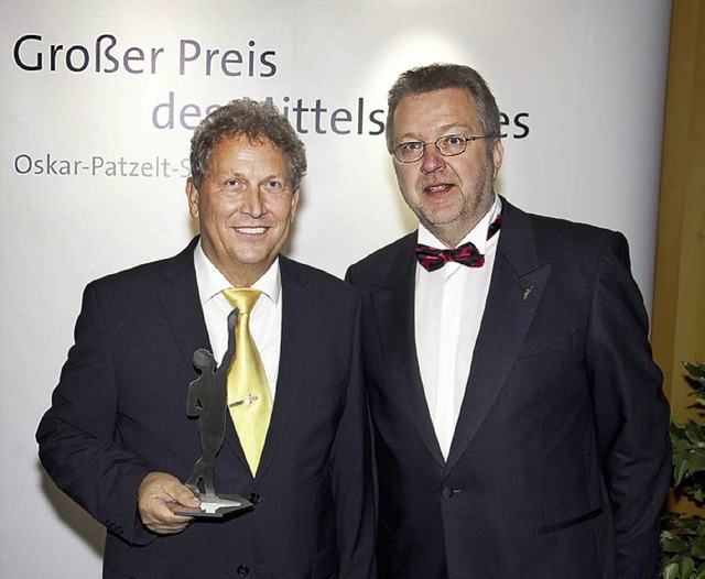 Die Auszeichnung &#8222;Finalist des J...rbergen von Wolf-Helmut Sieg entgegen.  | Foto: boris lffert