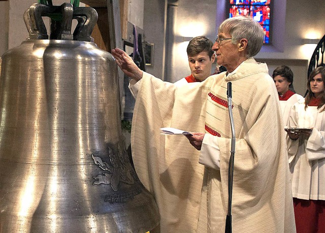 Breisachs ehemaliger Stadtpfarrer und ...ilig-Geist-Glocke im Stephansmnster.   | Foto: martin hau