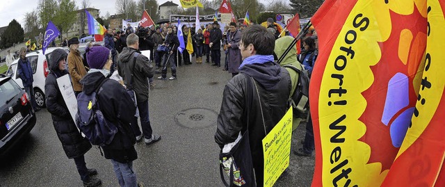 Stein des Anstoes: Aktivisten der Fri...ner  beim Ostermarsch vor der Brigade.  | Foto: volker mnch