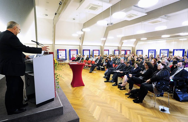 Rektor Edgar Ksler bei der Begrung ...ste im Festsaal des Caritasverbandes   | Foto: Thomas Kunz