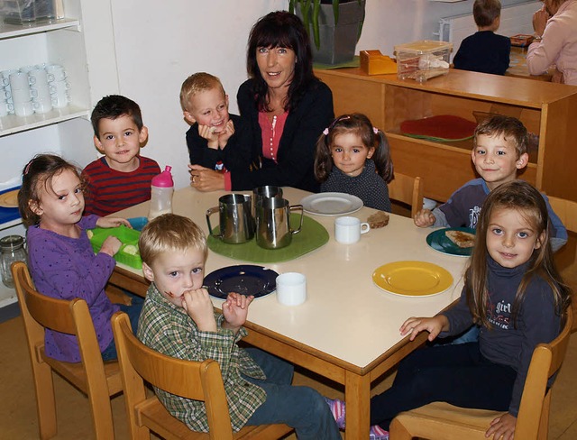Kindergartenleiterin Michaela Stterlin mit Kindern beim Morgentreff .  | Foto: Paul Schleer