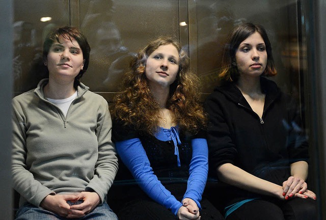 Jekaterina Samuzewitsch, Maria Aljochi...Tolokonnikowa (von links) vor Gericht   | Foto: AFP
