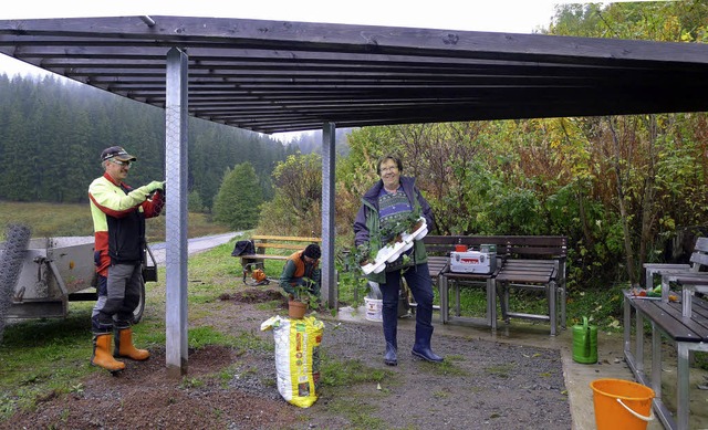 Hildegard Stei,  Zbigniew Zefert und ...inks) bei der Arbeit am Seniorensitz.   | Foto: Eva Korinth