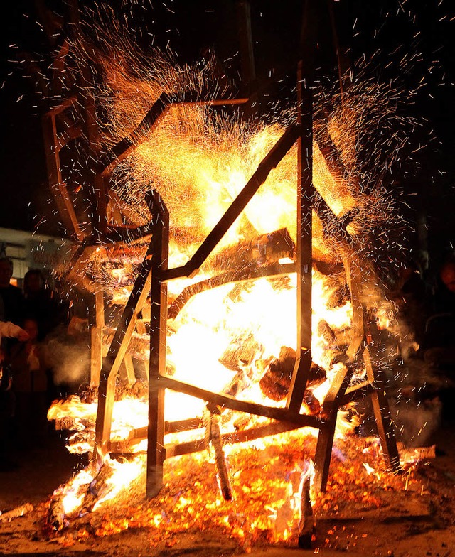 Baumtorso heit diese Feuerinstallatio...en Herbstlichtern zu sehen sein wird.   | Foto: Beck